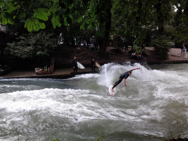 Знаменитый серфинг в Английском саду Мюнхена