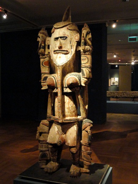 Статуя с Папуа Новой Гвинеии в Музей пяти континентов в Мюнхене