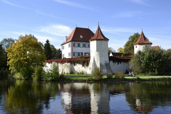Замок Блютенбург с трех сторон окружен водой