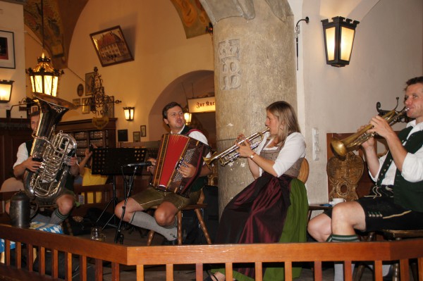 В ресторане Хофбройхаус для гостей играет оркестр