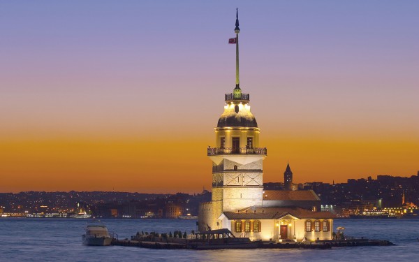 Девичья башня на проливе Босфор в Стамбуле
