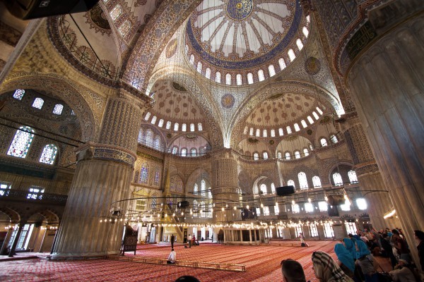 Прекрасная внутренняя отделка Голубой Мечети в Стамбуле