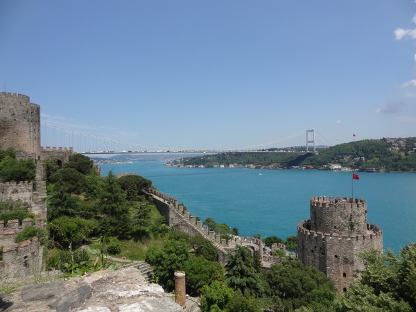 Прекрасный вид на пролив с крепости Румелихисар в Стамбуле с пролива