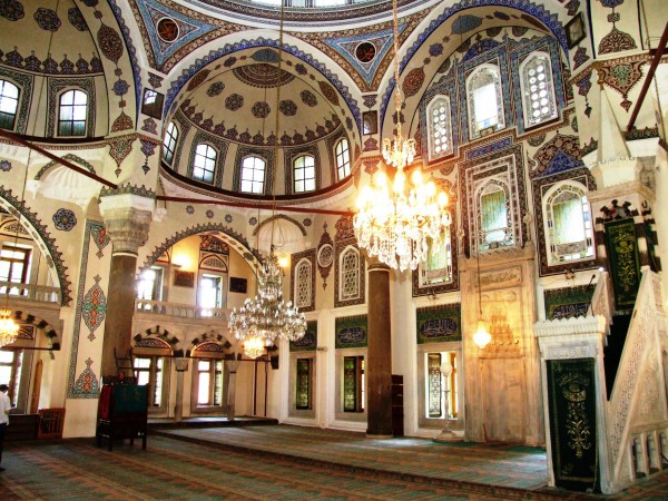 Роспись стен и хрустальные люстры в мечети султана Эйюпа в Стамбуле