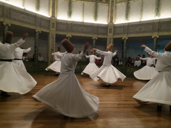 Знаменитый танец дервишей в музее крутящихся дервишей в Стамбуле