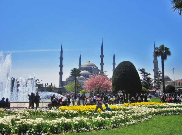 Фонтан и парк на Площади Султанахмет в Стамбуле
