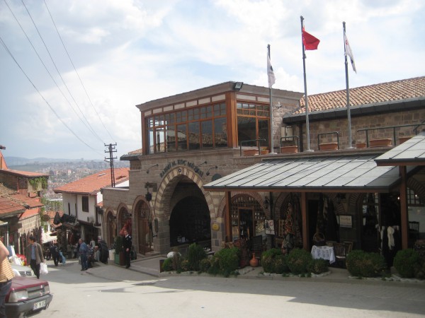 Вход в музей Рахми Коча в Стамбуле