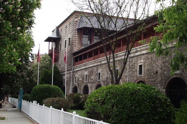 Вход в Музей турецкого и исламского искусства в Стамбуле