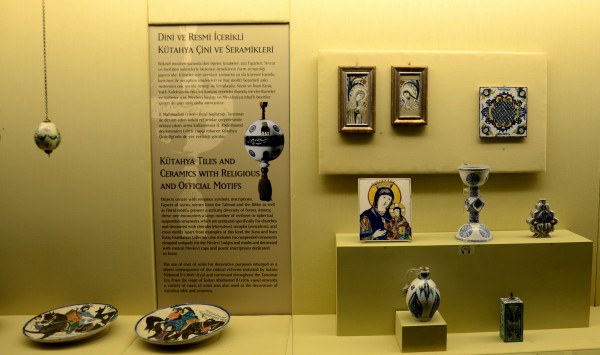 Экспозиция фарфора в Музее Пера в Стамбуле