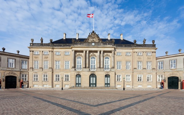 Фасад дворца Амалиенборг в Копенгагене