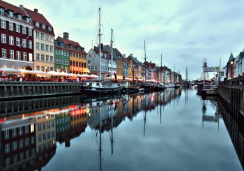 Прекрасный вид канал Копенгагена на закате
