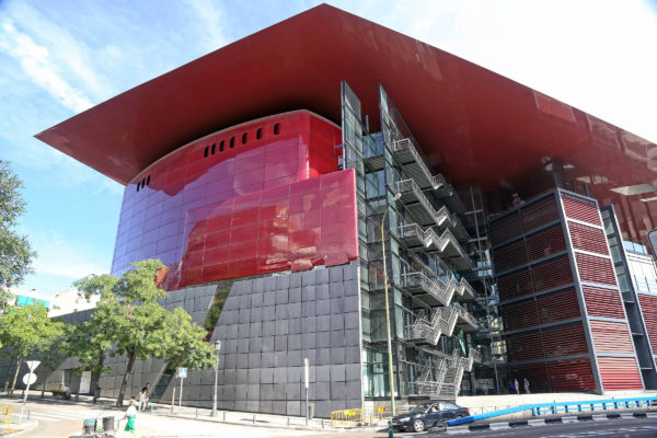 Здание центра искусств королевы Софии в Мадриде